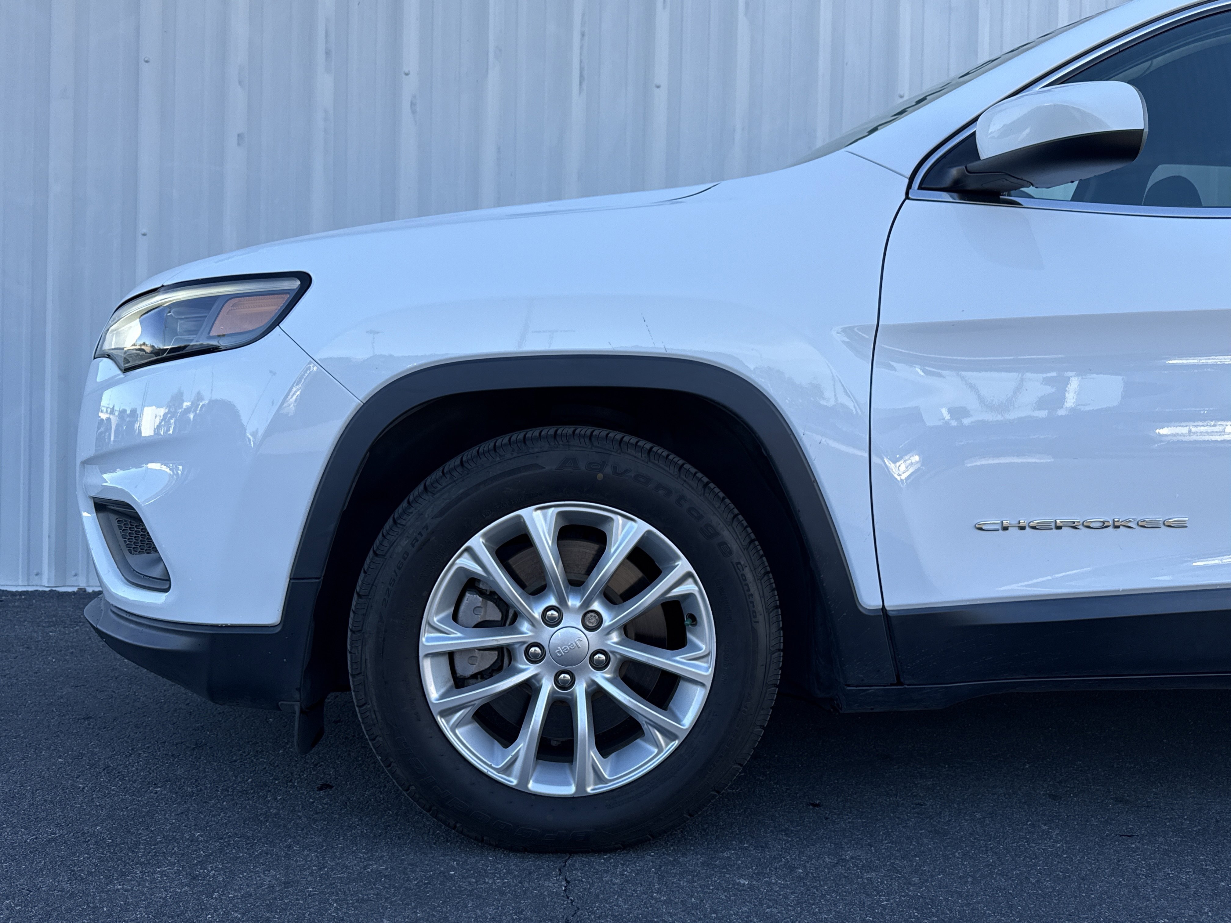 Used 2019 Jeep Cherokee Latitude w/ Popular Appearance Group image 3