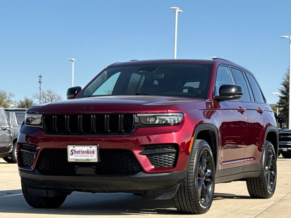 Used 2023 Jeep Grand Cherokee Altitude image 3