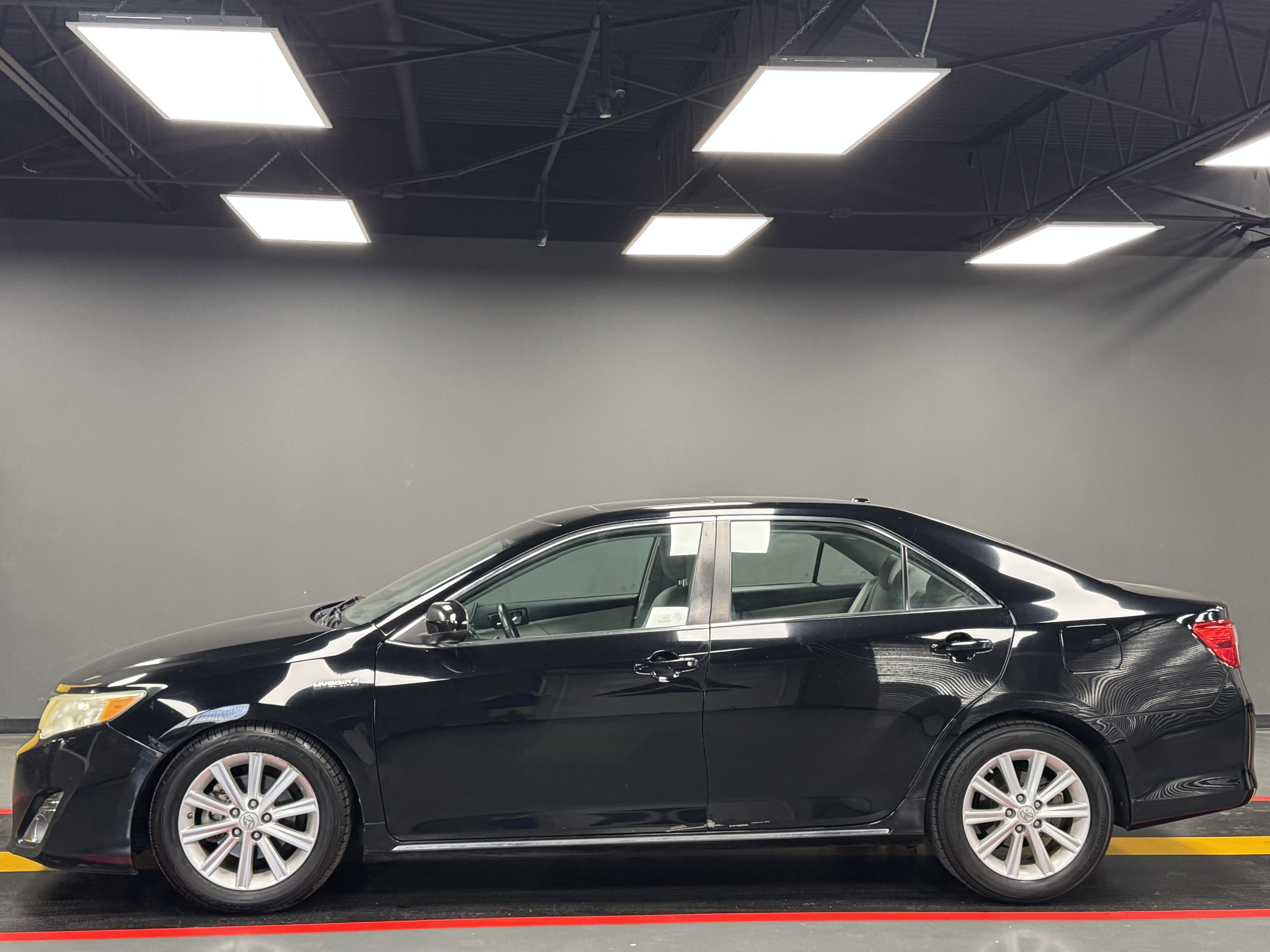 Used 2013 Toyota Camry LE image 3