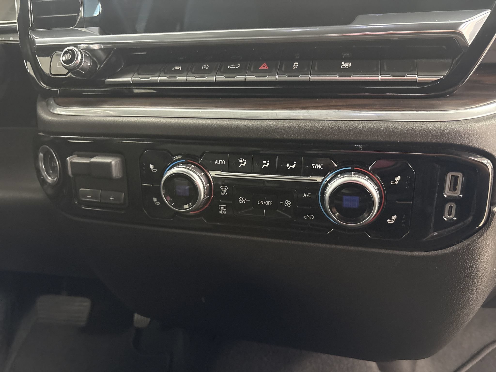 Used 2025 GMC Sierra 1500 SLT AWD/4WD image 12