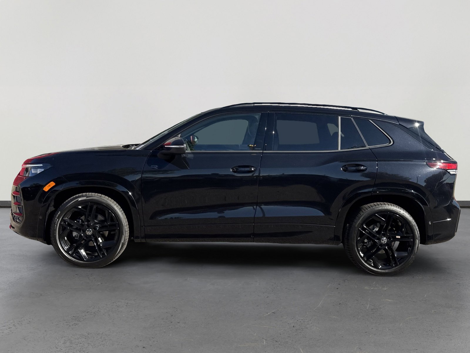 New 2026 Volkswagen Tiguan SE R-Line image 3