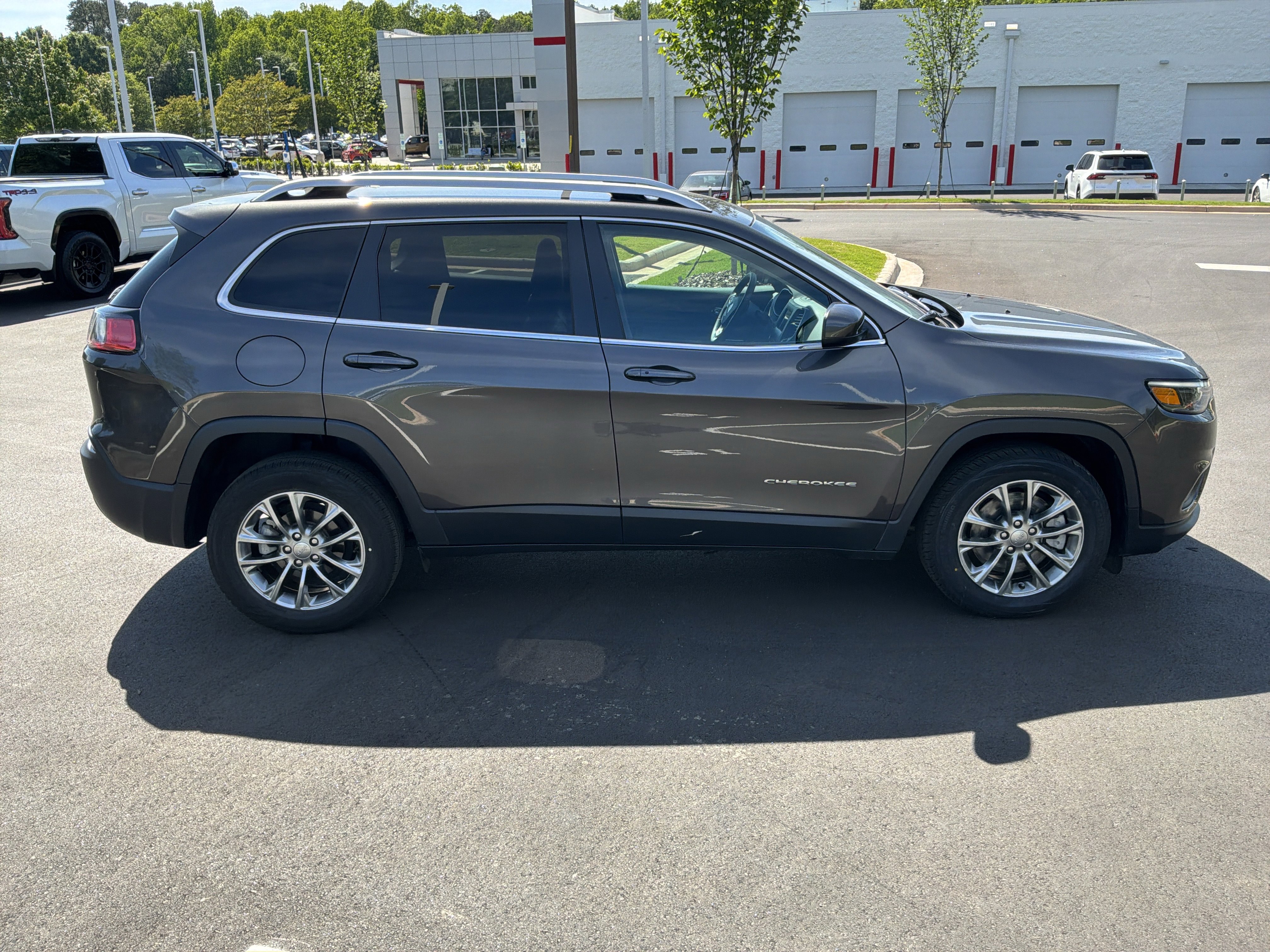 Used 2019 Jeep Cherokee Latitude Plus FWD image 11