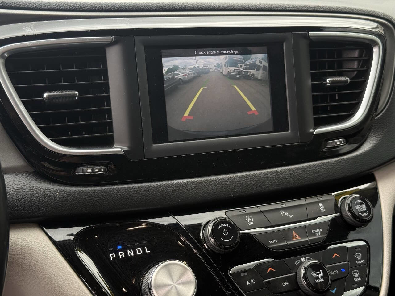 Used 2020 Chrysler Pacifica Touring-L FWD image 25