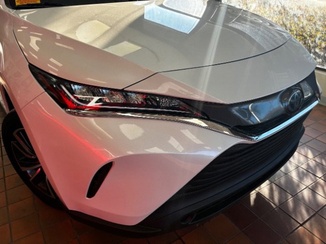 Used 2021 Toyota Venza LE w/ Carpet Mat Package (TMS) image 2