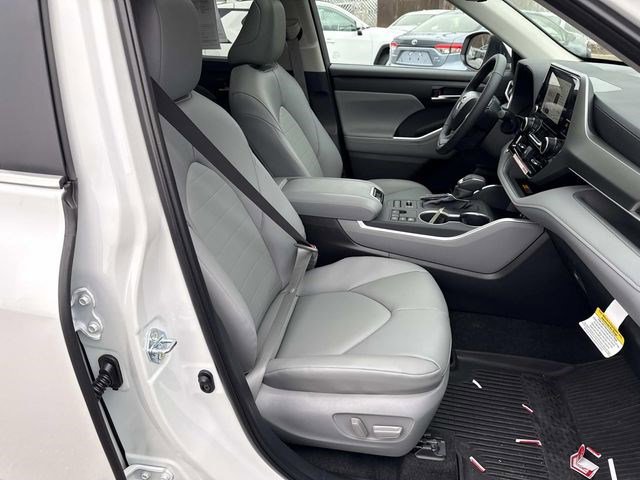 Used 2026 Toyota Highlander XLE image 9
