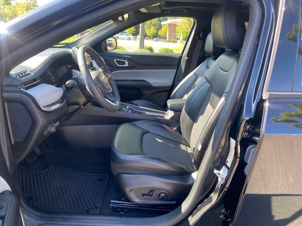 Used 2025 Jeep Compass Latitude w/ Sun & Sound Group AWD/4WD image 18
