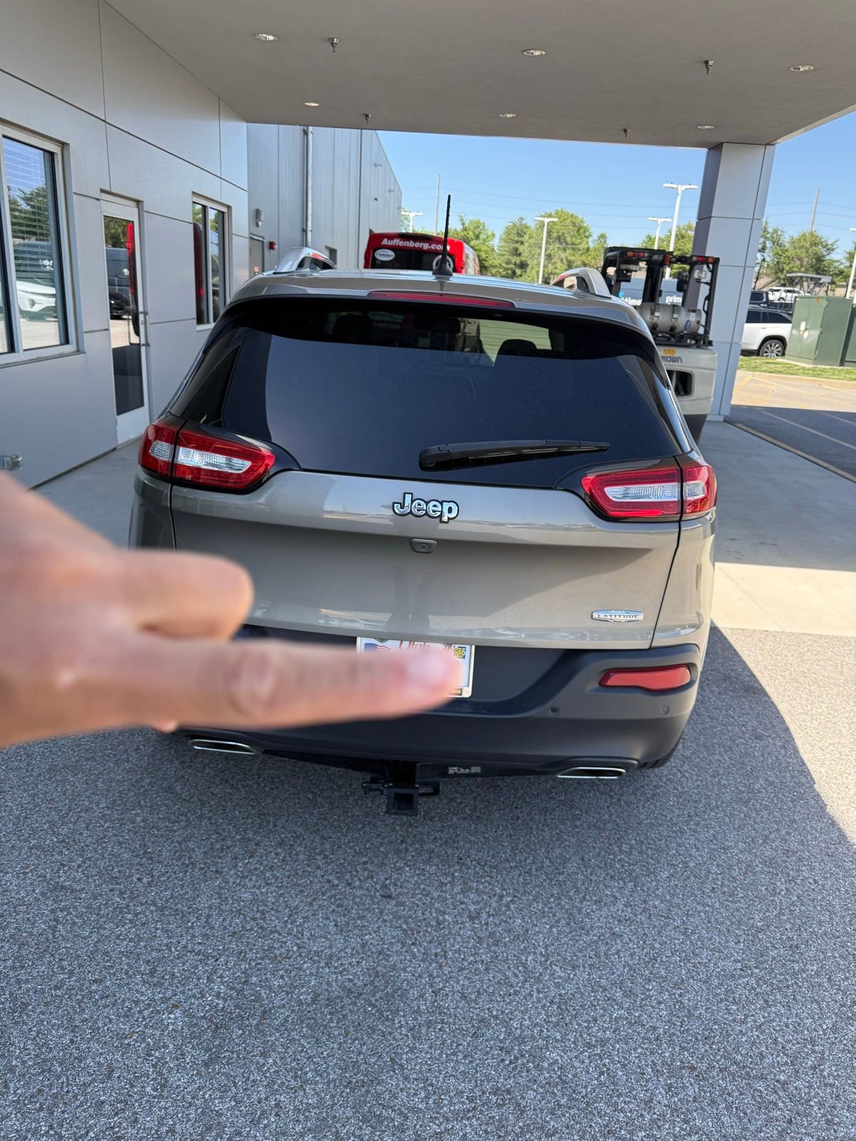 Used 2016 Jeep Cherokee Latitude w/ Safety/Convenience Group AWD/4WD image 4