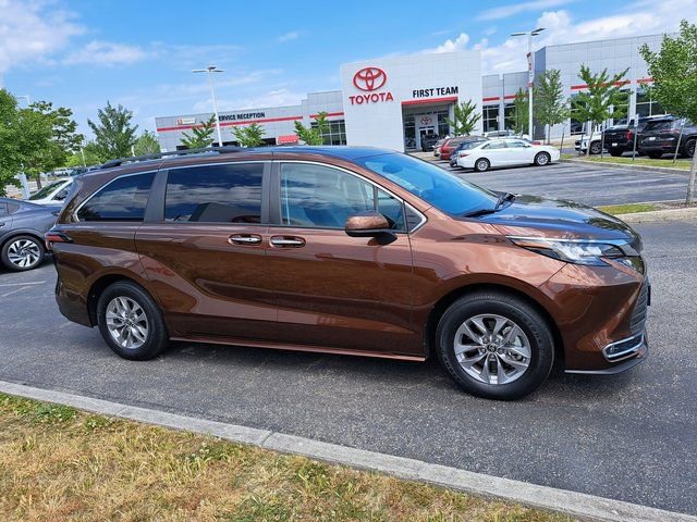 Certified 2022 Toyota Sienna XLE w/ XLE Plus Package FWD image 6