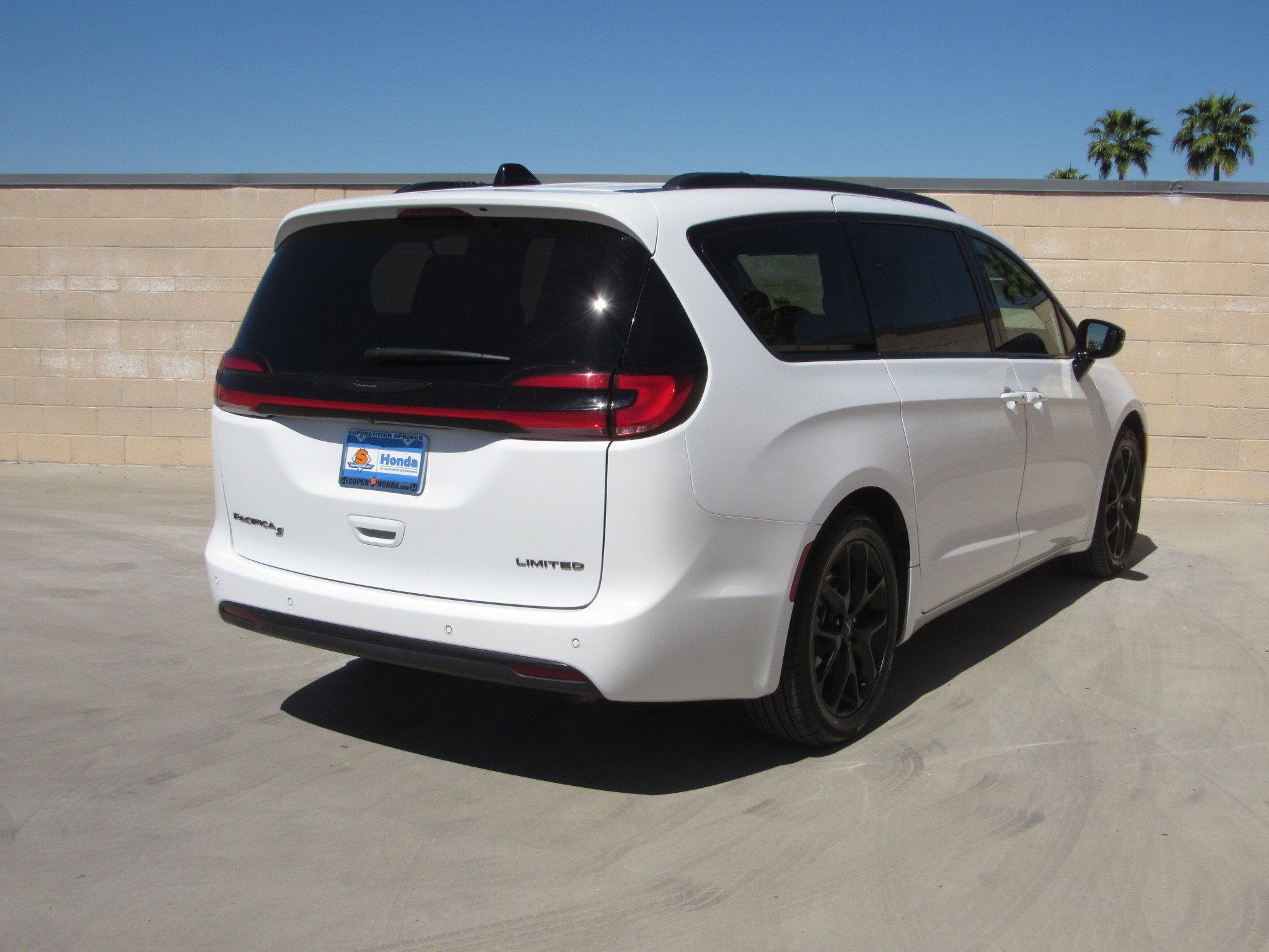 Used 2025 Chrysler Pacifica Limited image 5