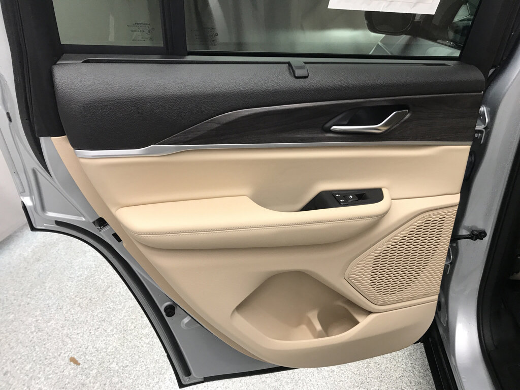 Used 2023 Jeep Grand Cherokee Limited w/ Luxury Tech Group II image 13