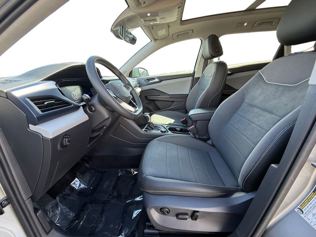 Used 2023 Volkswagen Taos SE w/ Panoramic Sunroof Package image 9