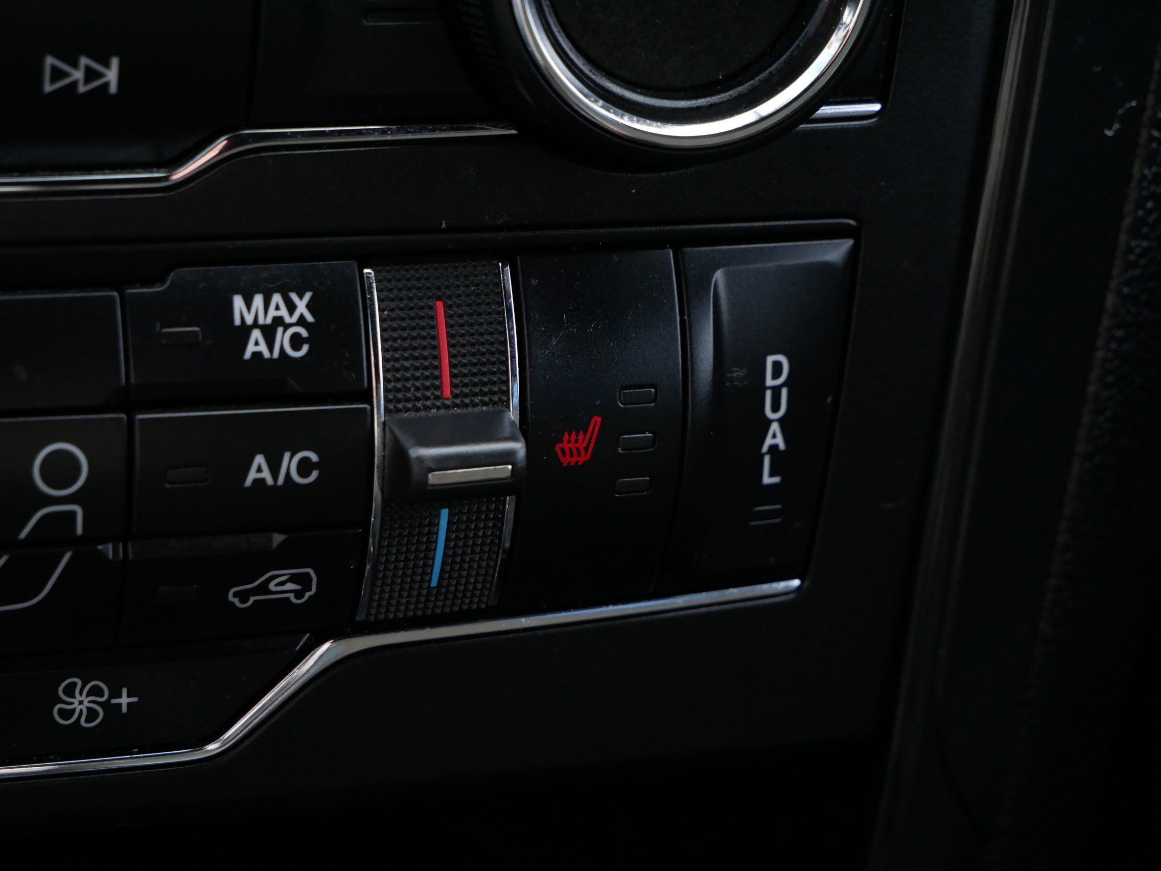 Used 2018 Ford Explorer XLT w/ Equipment Group 202A image 27