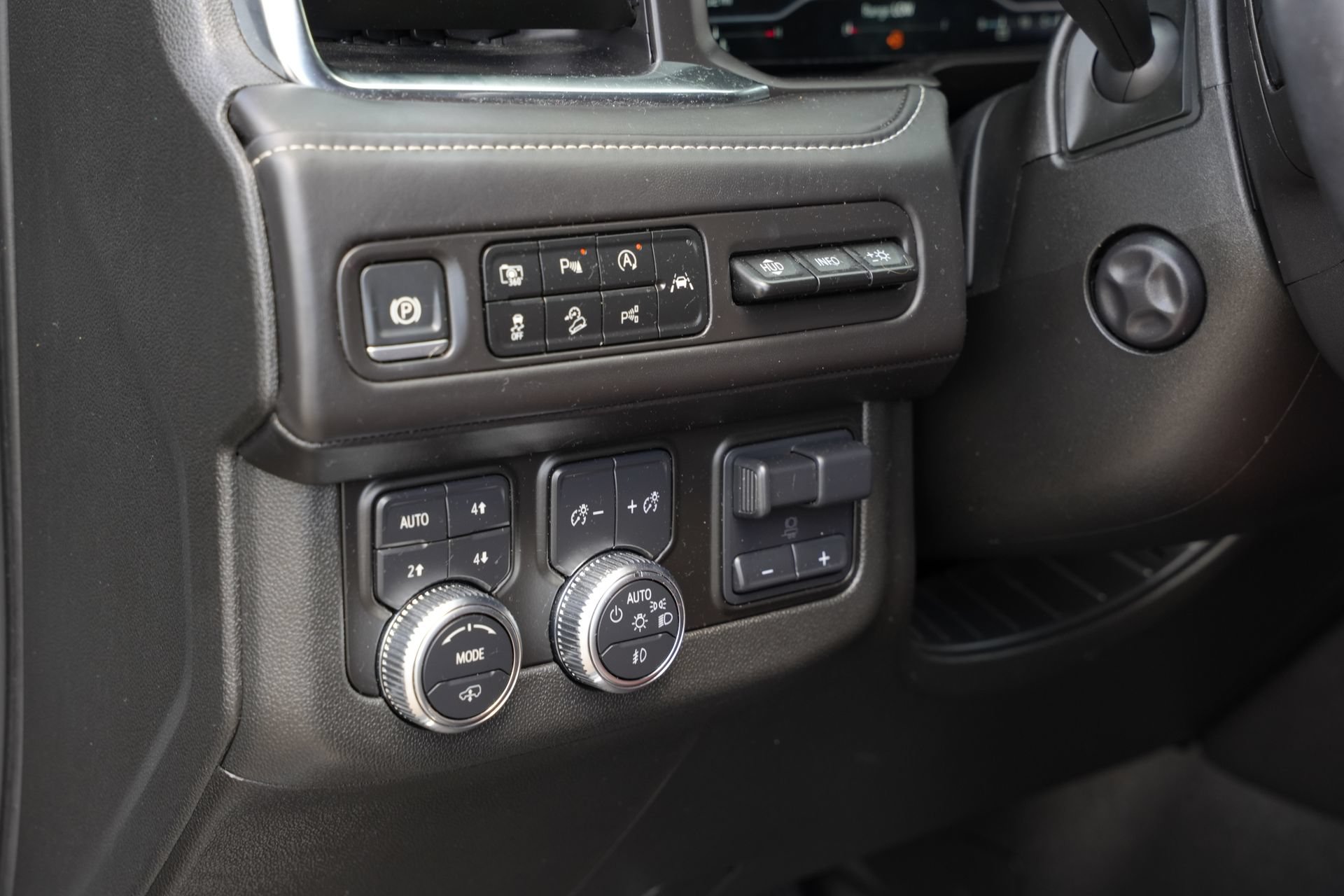 Used 2024 GMC Yukon Denali Ultimate AWD/4WD image 16