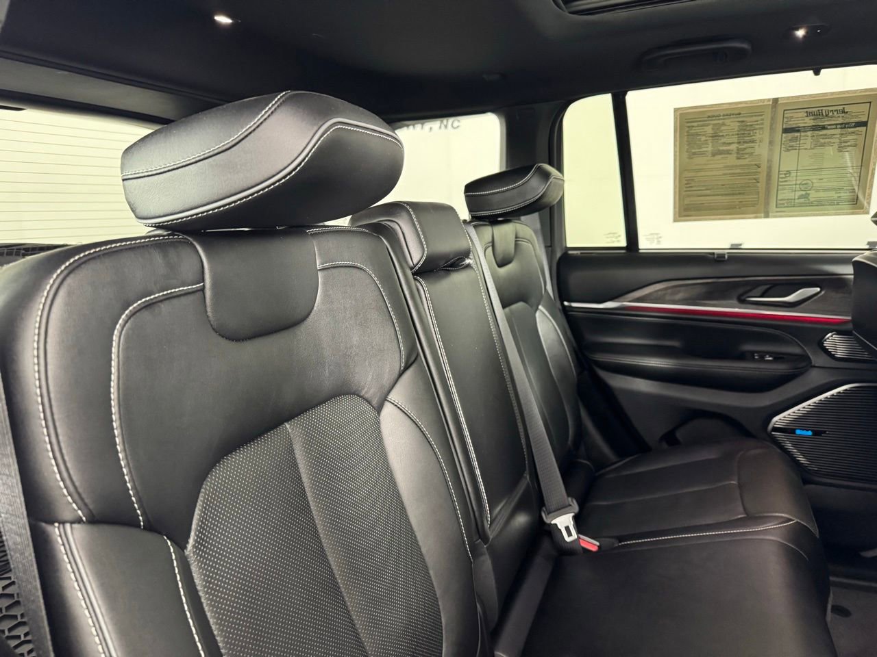 Used 2024 Jeep Grand Cherokee Overland w/ Luxury Tech Group IV image 31