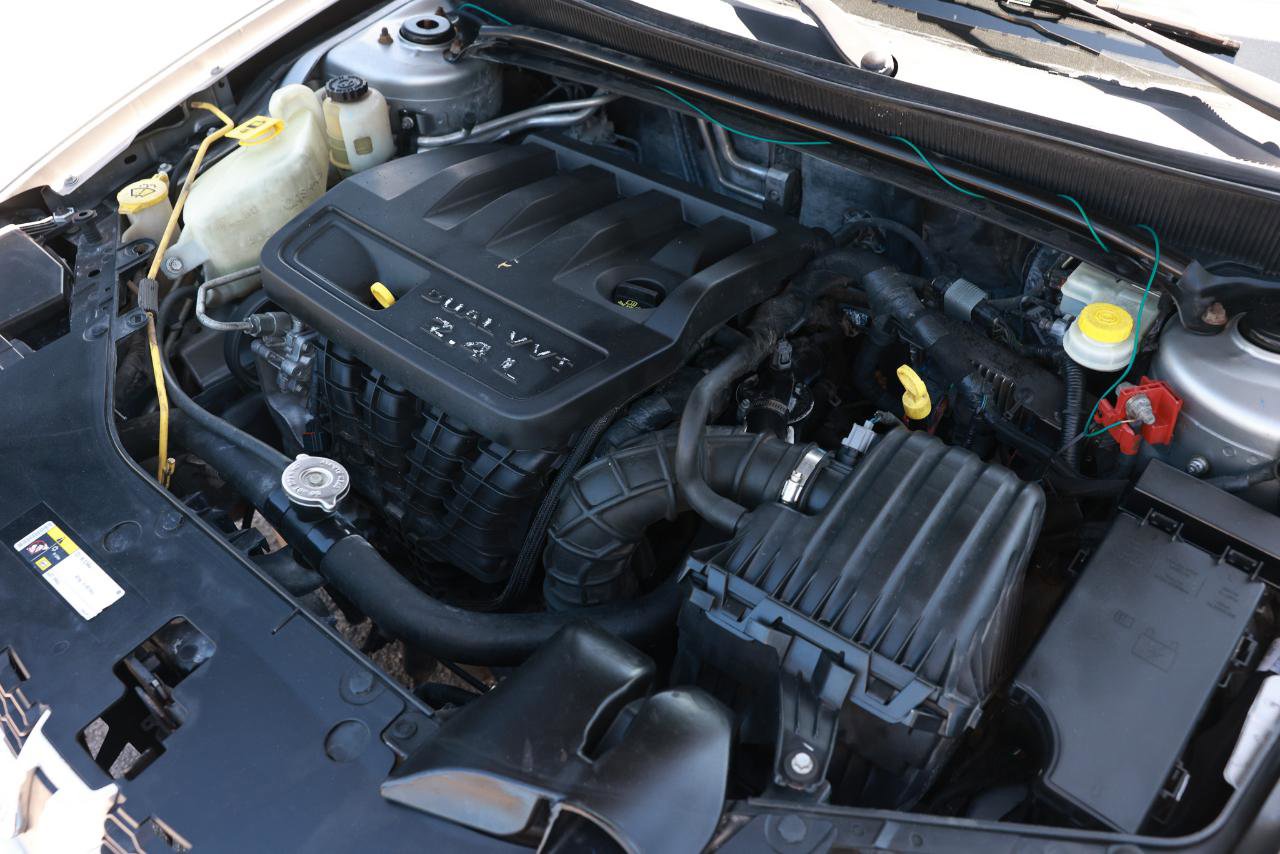Used 2014 Dodge Avenger SE FWD image 37