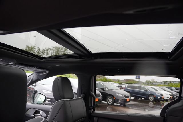 New 2026 Chrysler Pacifica Limited w/ S Appearance Package image 13