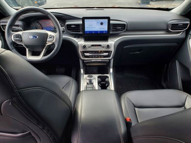 Used 2022 Ford Explorer XLT w/ Equipment Group 202A image 7