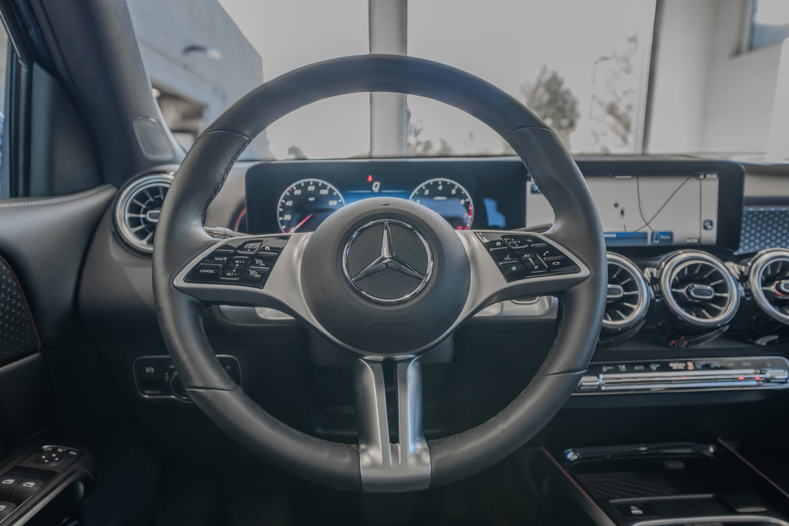 Used 2025 Mercedes-Benz GLB 250 4MATIC image 9