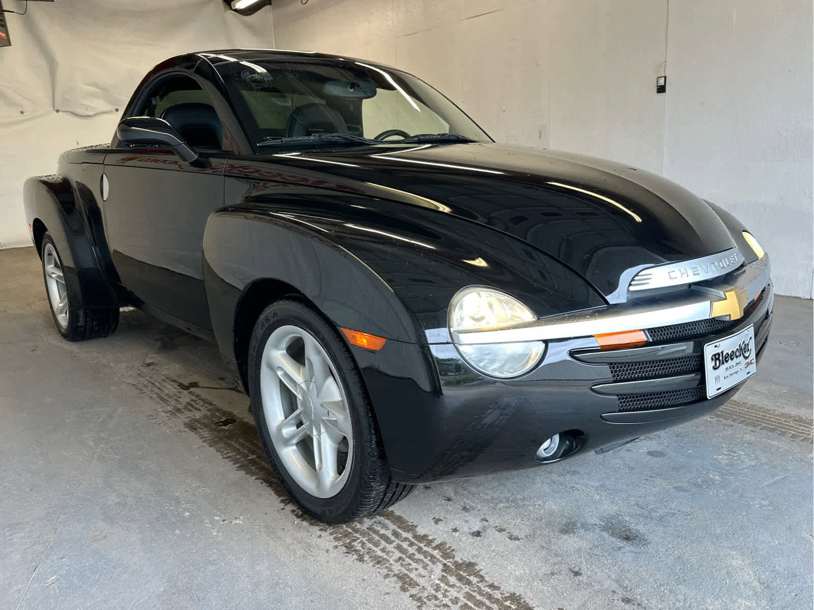 Used 2004 Chevrolet SSR w/ Preferred Equipment Group RWD image 4