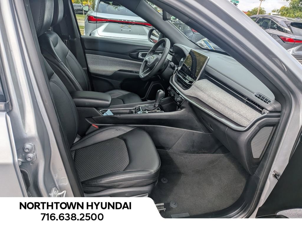 Used 2024 Jeep Compass Latitude image 33