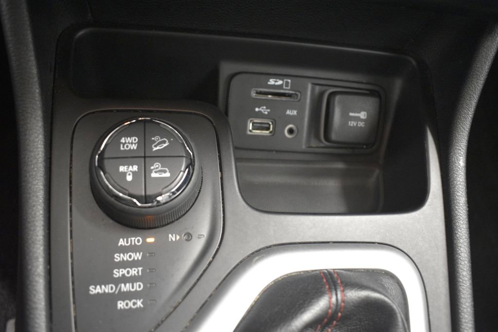 Certified 2016 Jeep Cherokee Trailhawk w/ Comfort/Convenience Group image 40