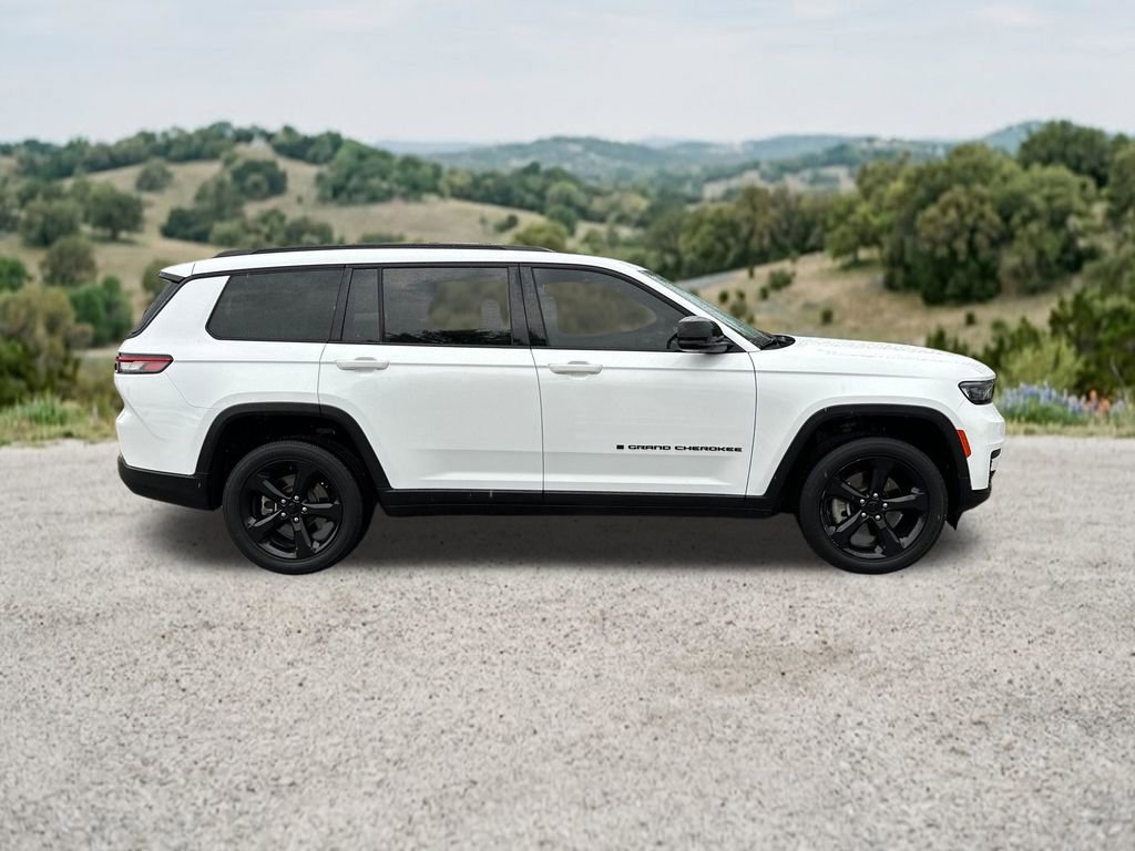 Used 2023 Jeep Grand Cherokee L Laredo RWD image 12