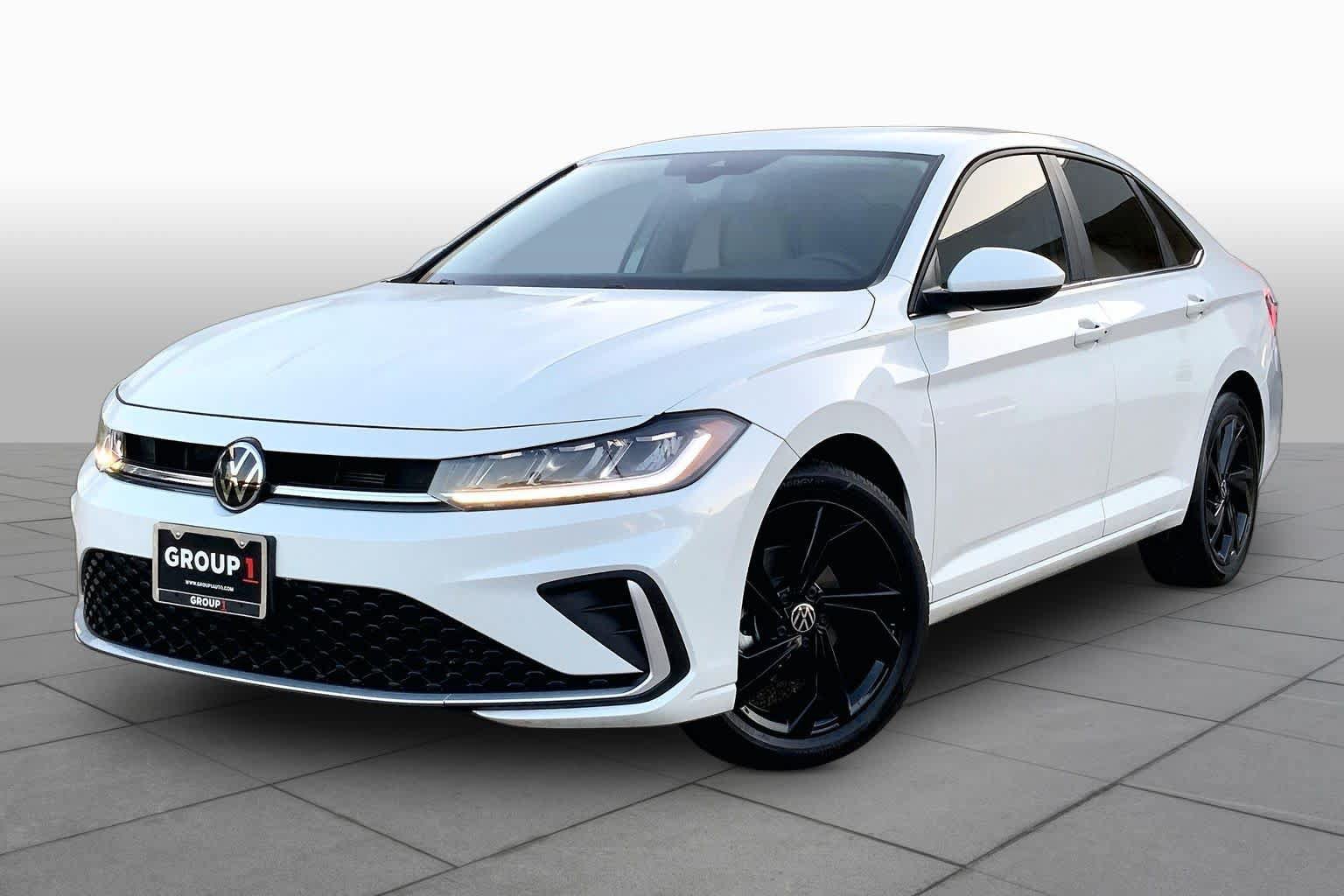Used 2025 Volkswagen Jetta SE FWD image 1