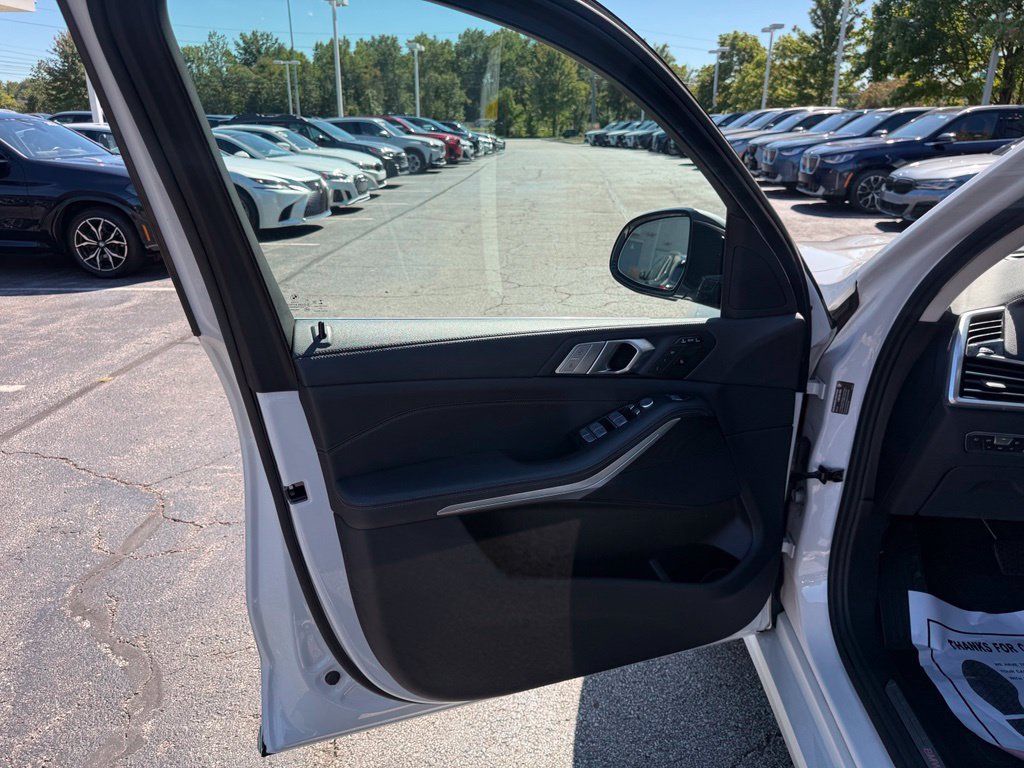Used 2022 BMW X7 xDrive40i w/ Premium Package AWD/4WD image 25