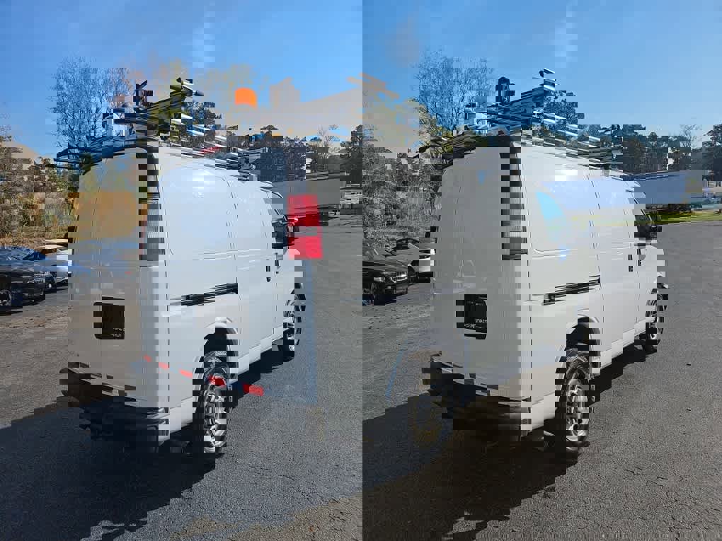 Used 2017 Chevrolet Express 2500 image 3