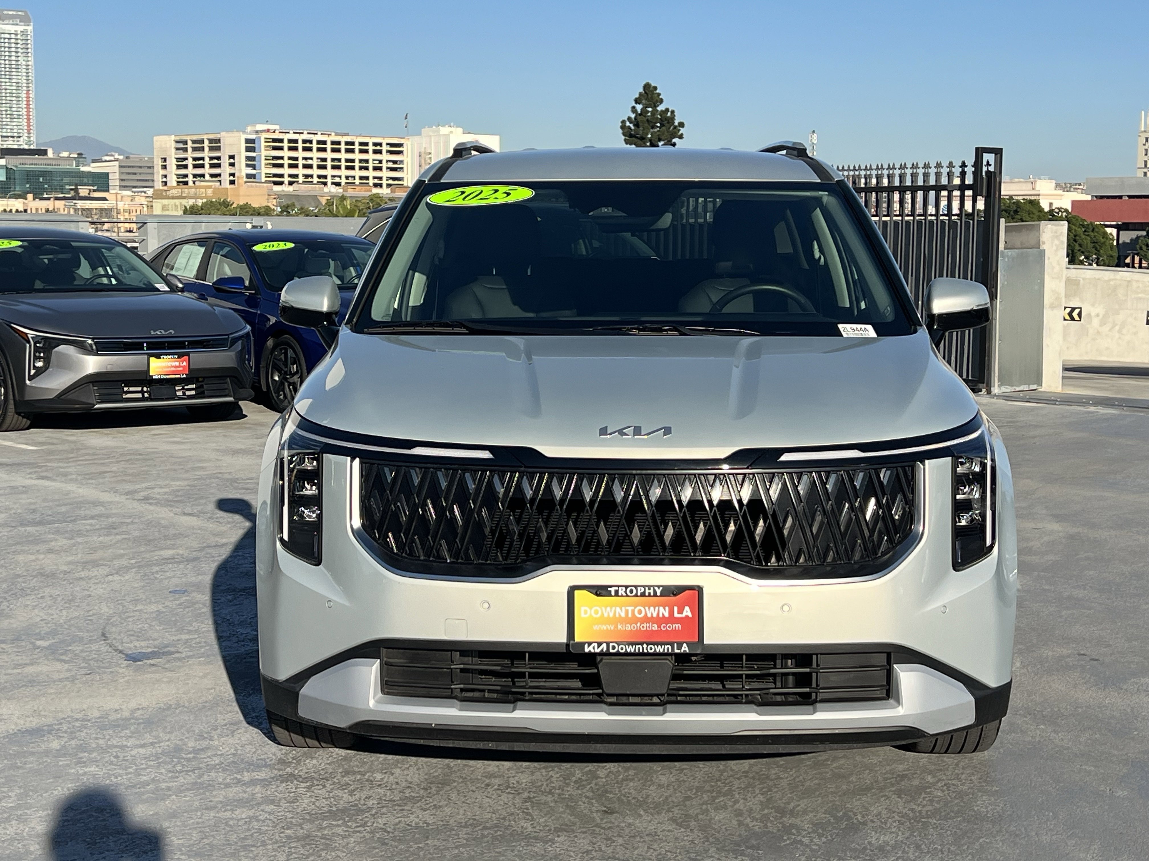 Certified 2025 Kia Carnival EX image 9