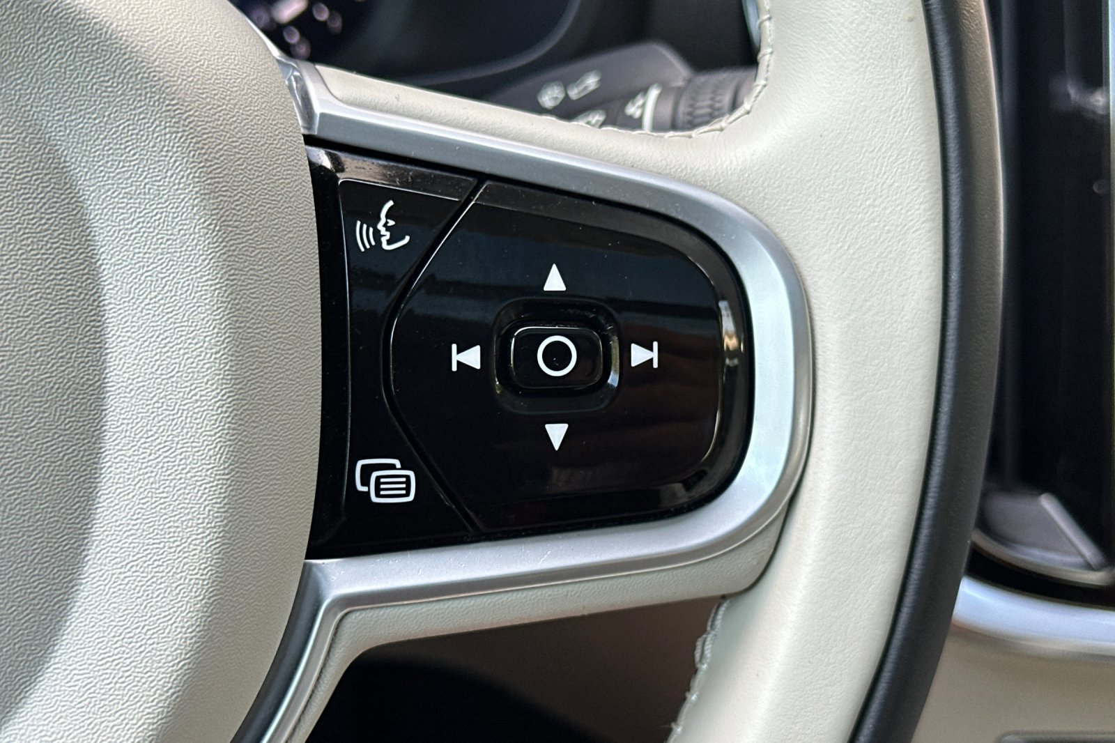 Certified 2023 Volvo S60 B5 Plus w/ Climate Package FWD image 28