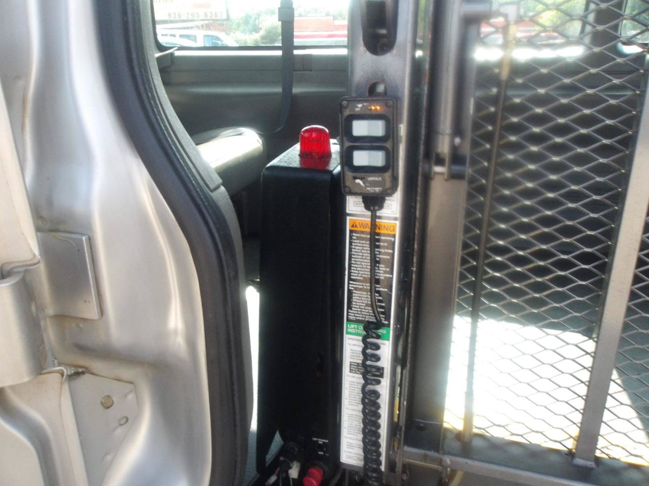 Used 2007 Chevrolet Express 2500 Passenger w/ Power and Light Package RWD image 12