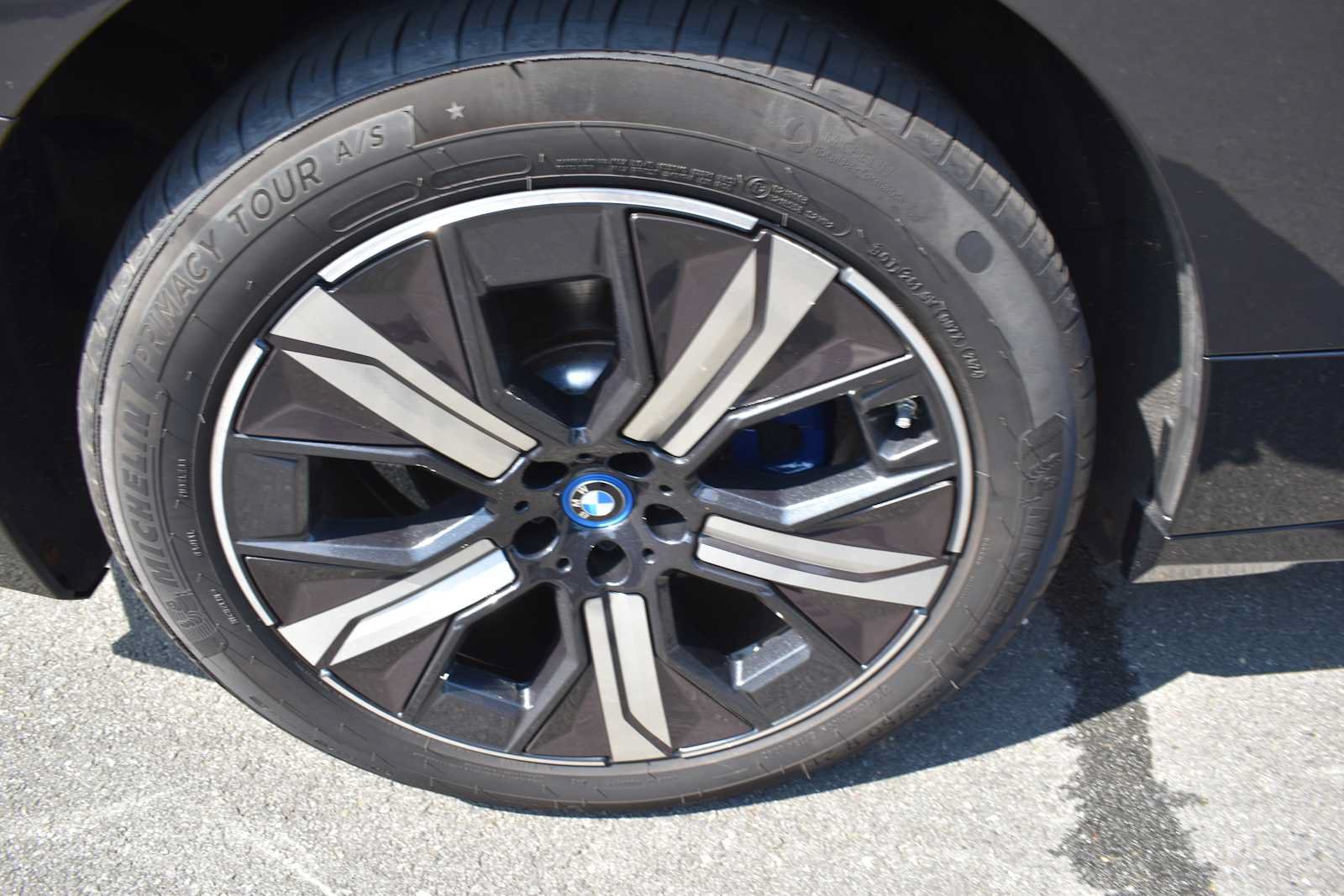 Used 2024 BMW iX xDrive50 w/ Sport Package AWD/4WD image 12