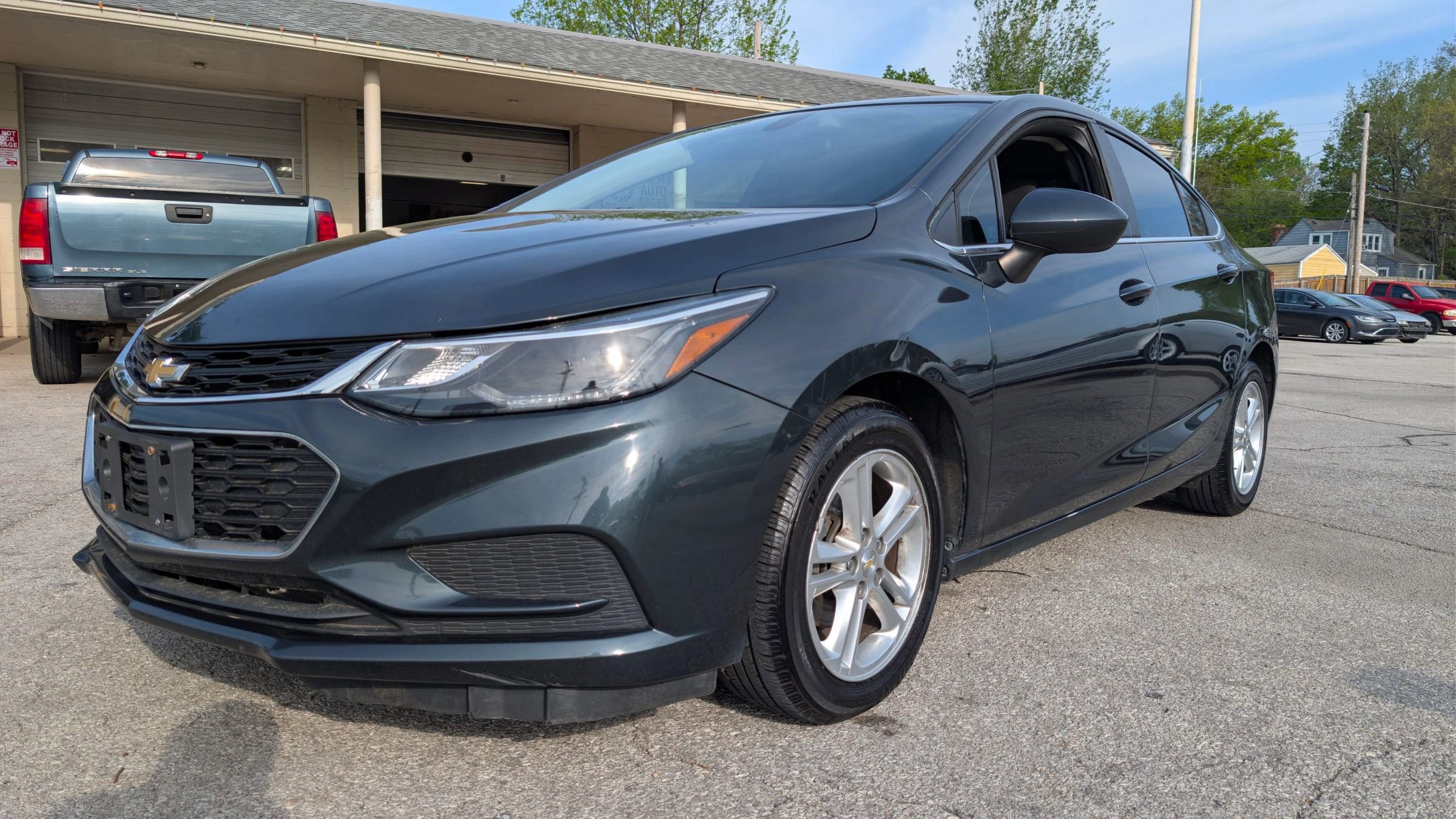 Used 2018 Chevrolet Cruze LT FWD image 1