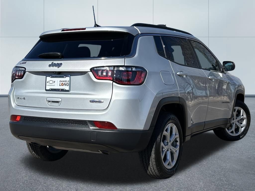 Used 2024 Jeep Compass Latitude image 2