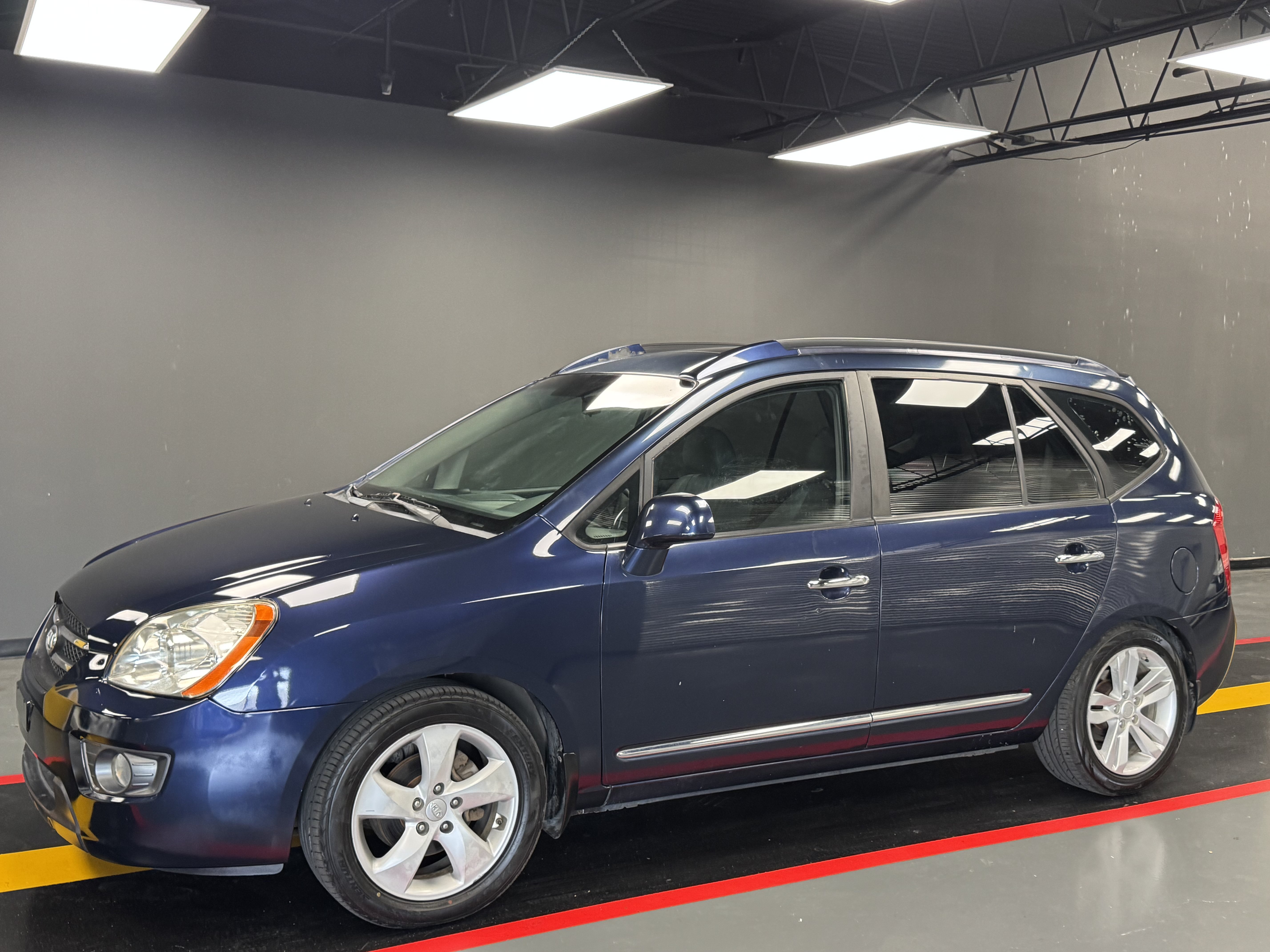 Used 2007 Kia Rondo EX w/ Premium Pkg FWD image 2