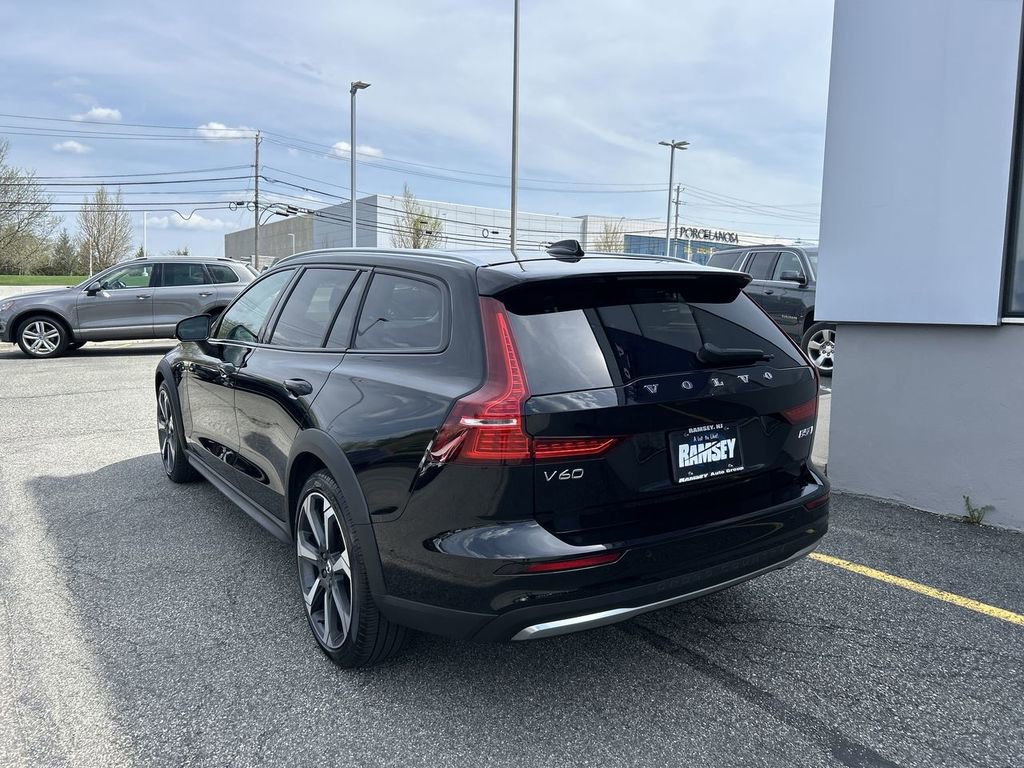 Used 2025 Volvo V60 B5 Cross Country Plus image 6