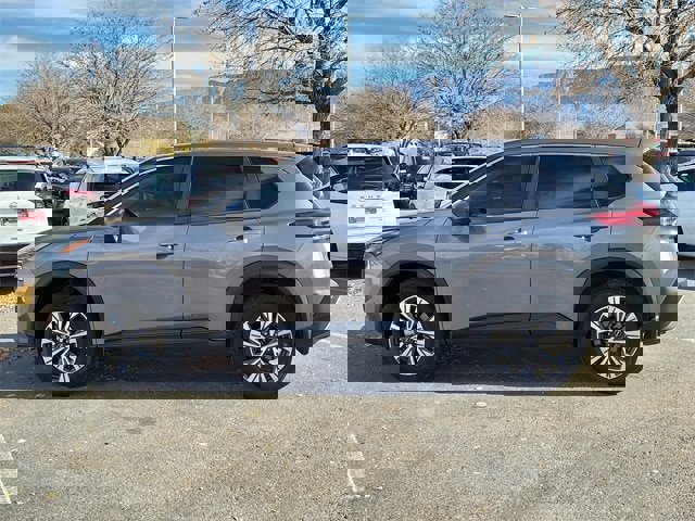 Used 2023 Nissan Rogue SV image 7