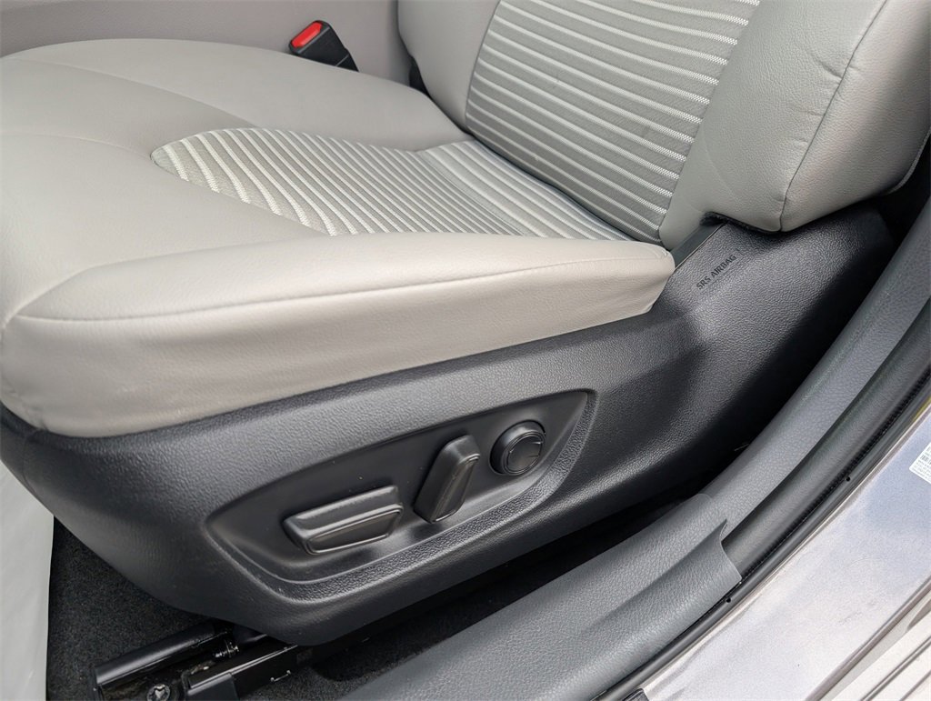 Used 2023 Toyota Camry SE w/ Convenience Package image 10