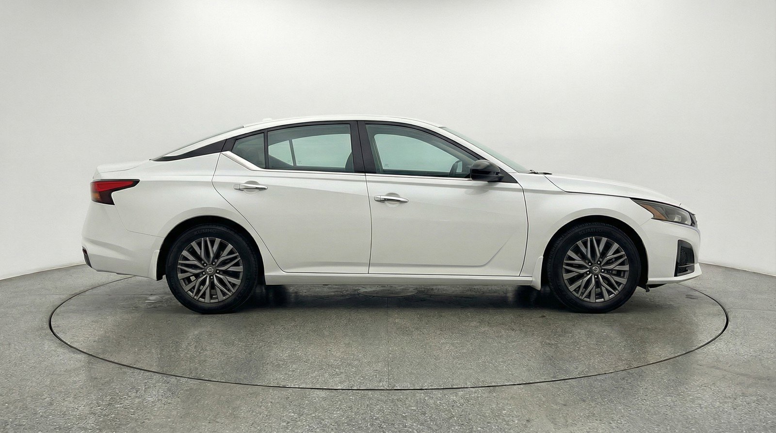 Used 2025 Nissan Altima 2.5 SV FWD image 11