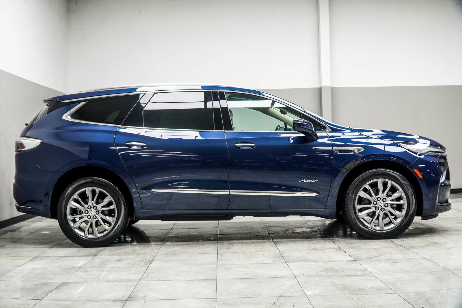 Used 2023 Buick Enclave Avenir image 6