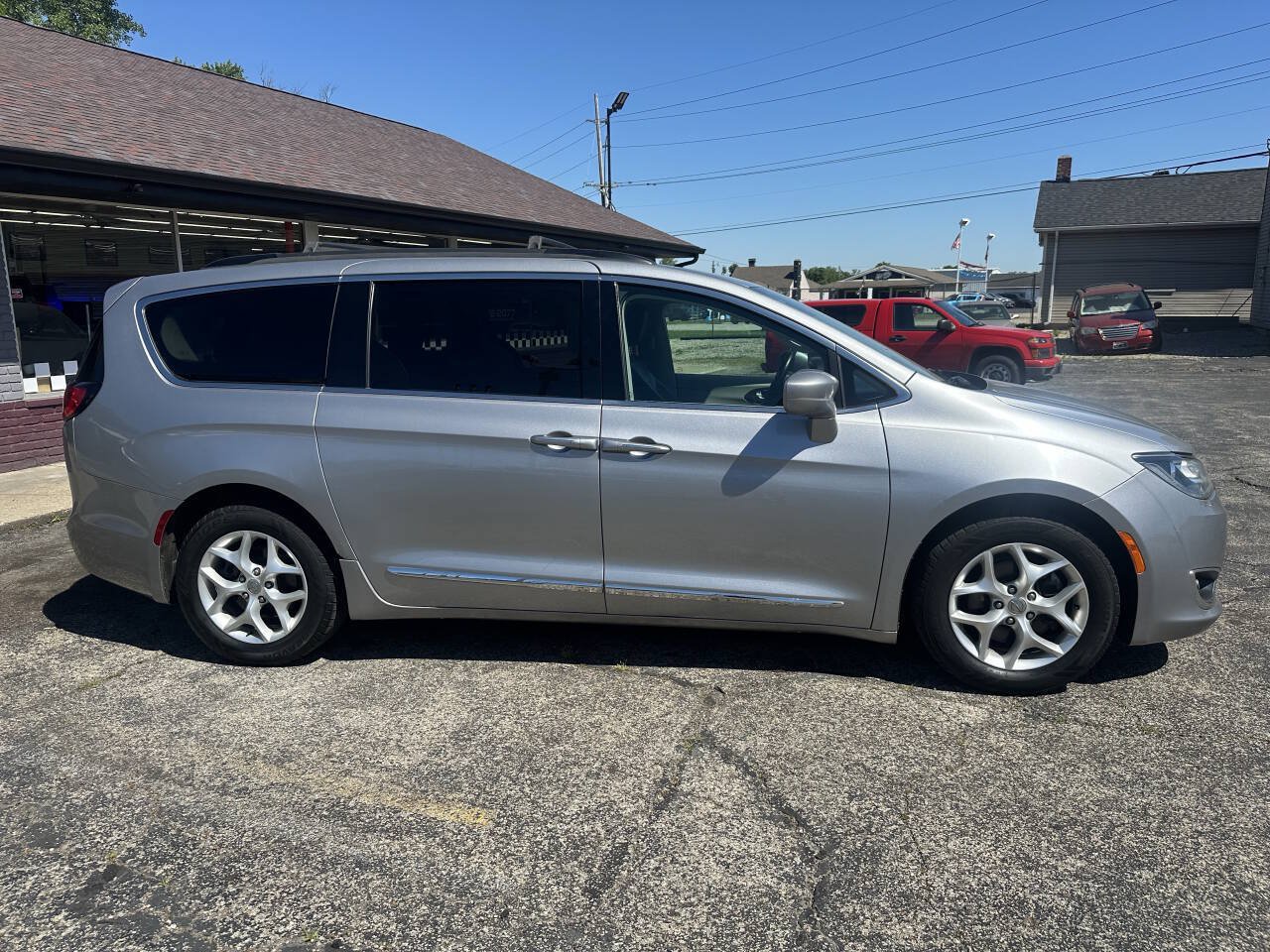 Used 2017 Chrysler Pacifica Touring-L w/ Tire & Wheel Group FWD image 3