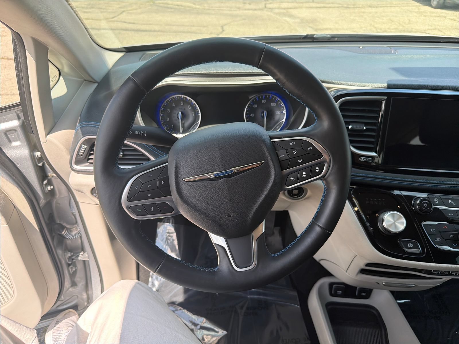 Used 2021 Chrysler Pacifica Touring-L FWD image 16