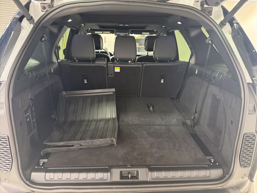 Used 2025 Land Rover Discovery S image 29