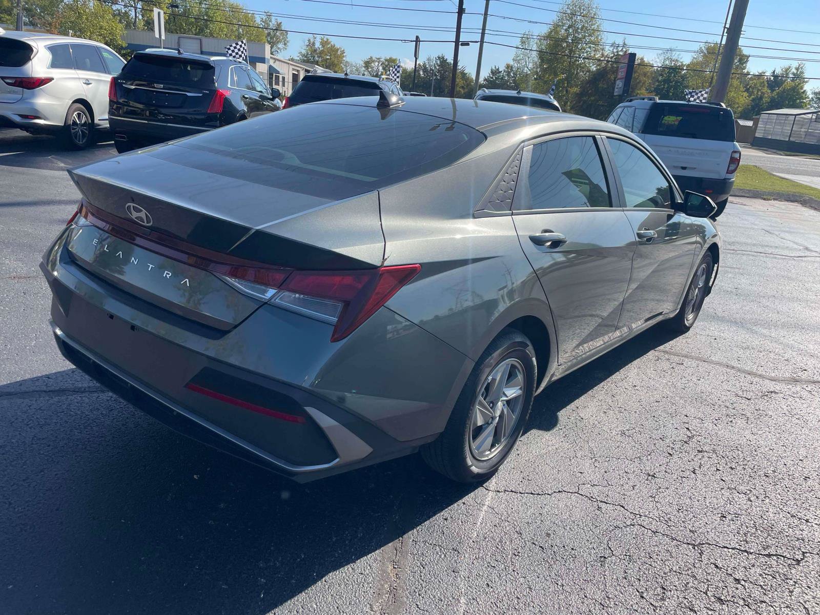 Used 2025 Hyundai Elantra SE w/ Cargo Package FWD image 9