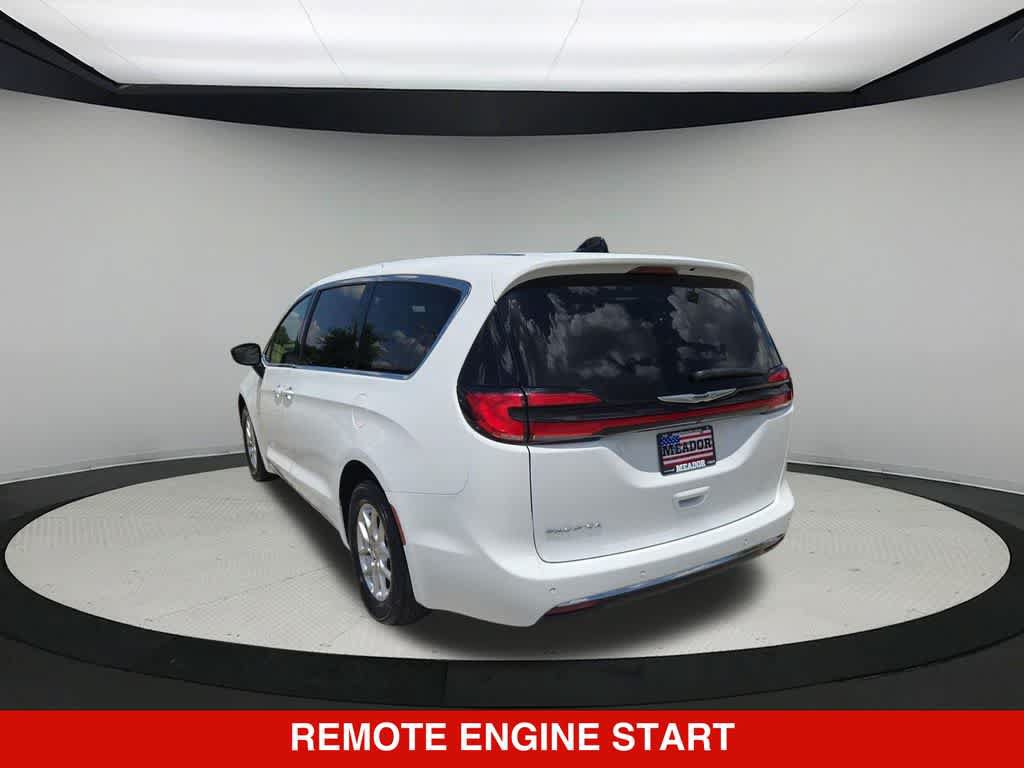 Used 2024 Chrysler Pacifica Touring-L FWD image 4