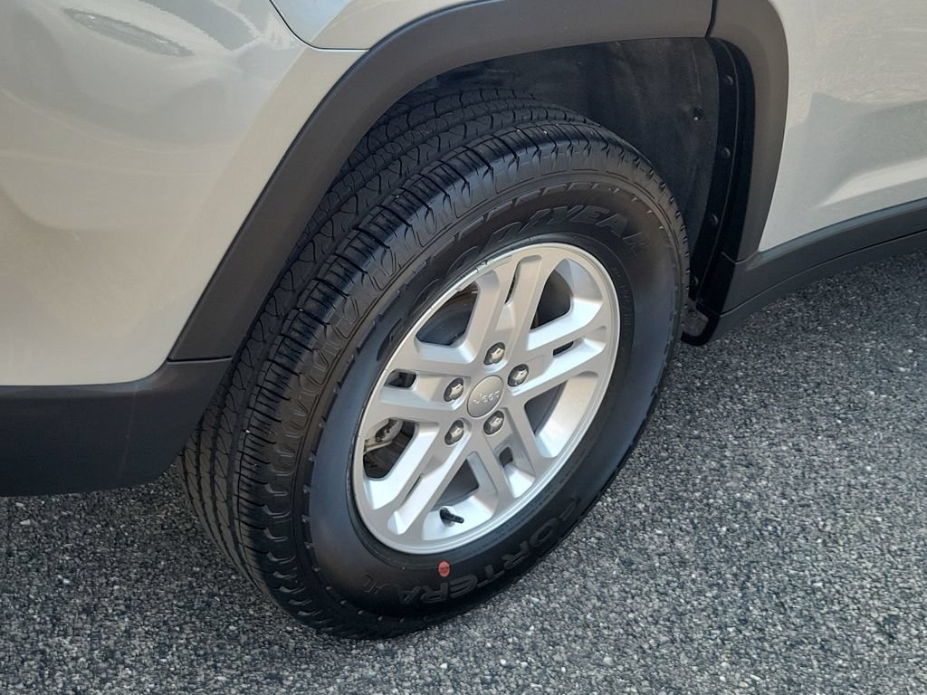 Certified 2025 Jeep Grand Cherokee Laredo AWD/4WD image 5