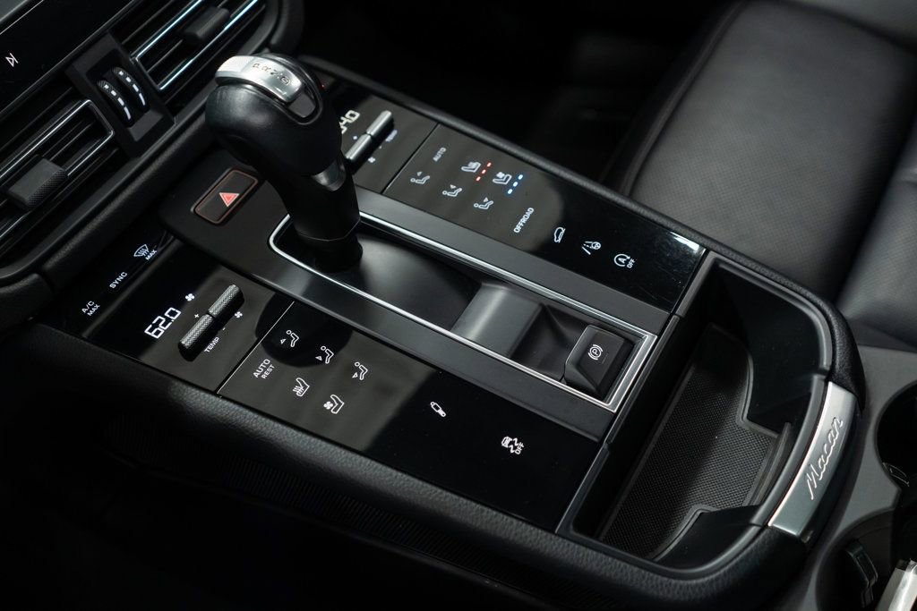 Used 2023 Porsche Macan Turbo image 17