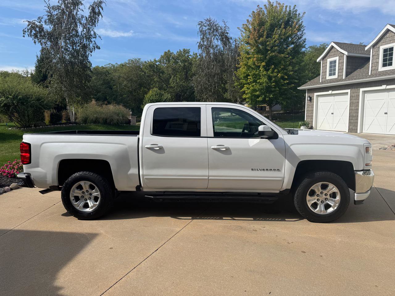Used 2018 Chevrolet Silverado 1500 LT w/ All Star Edition AWD/4WD image 7