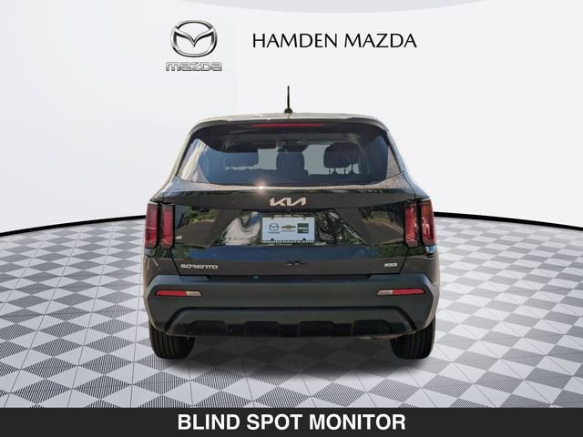 Used 2023 Kia Sorento LX image 4